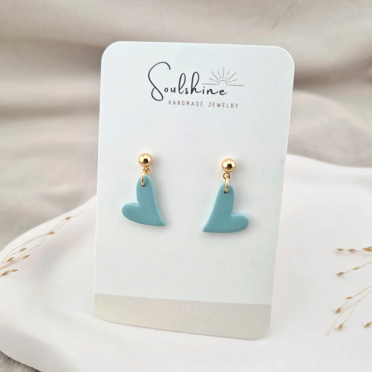 Produktansicht der Bijou Statement-Ohrringe aus Polymer Clay. Hochwertig vergoldeter chirurgischer Edelstahl, hypoallergen.