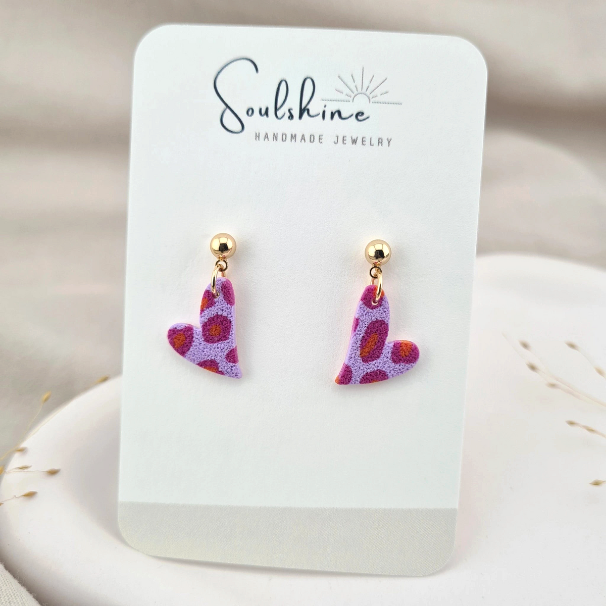 Produktansicht der Bijou Statement-Ohrringe aus Polymer Clay. Hochwertig vergoldeter chirurgischer Edelstahl, hypoallergen.