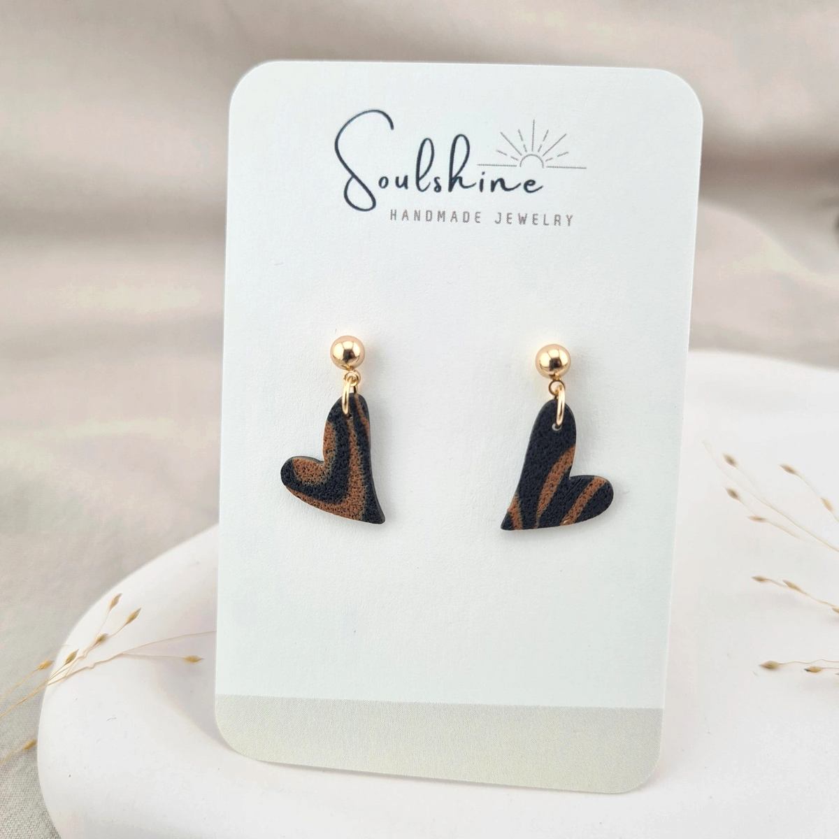 Produktansicht der Bijou Statement-Ohrringe aus Polymer Clay. Hochwertig vergoldeter chirurgischer Edelstahl, hypoallergen.