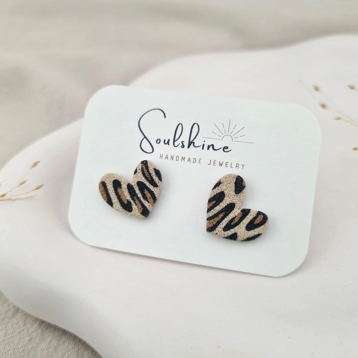 Produktansicht der Cherie Statement-Ohrringe aus Polymer Clay. Hochwertig vergoldeter chirurgischer Edelstahl, hypoallergen.