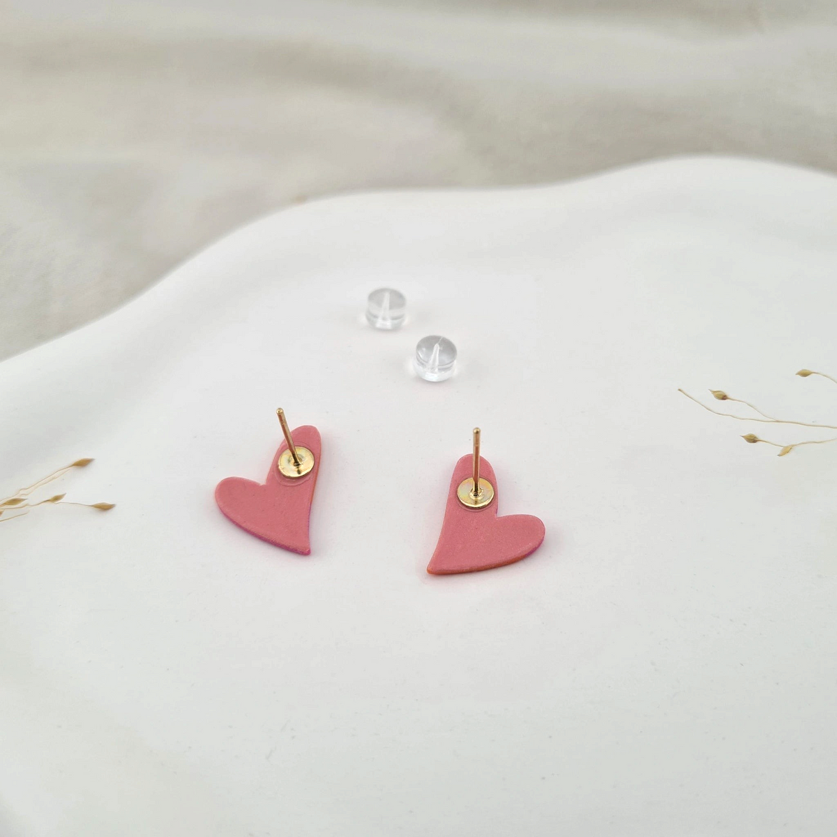 Rückansicht und Ohrstecker der Cherie2 Statement-Ohrringe aus Polymer Clay. Hochwertig vergoldeter chirurgischer Edelstahl, hypoallergen.
