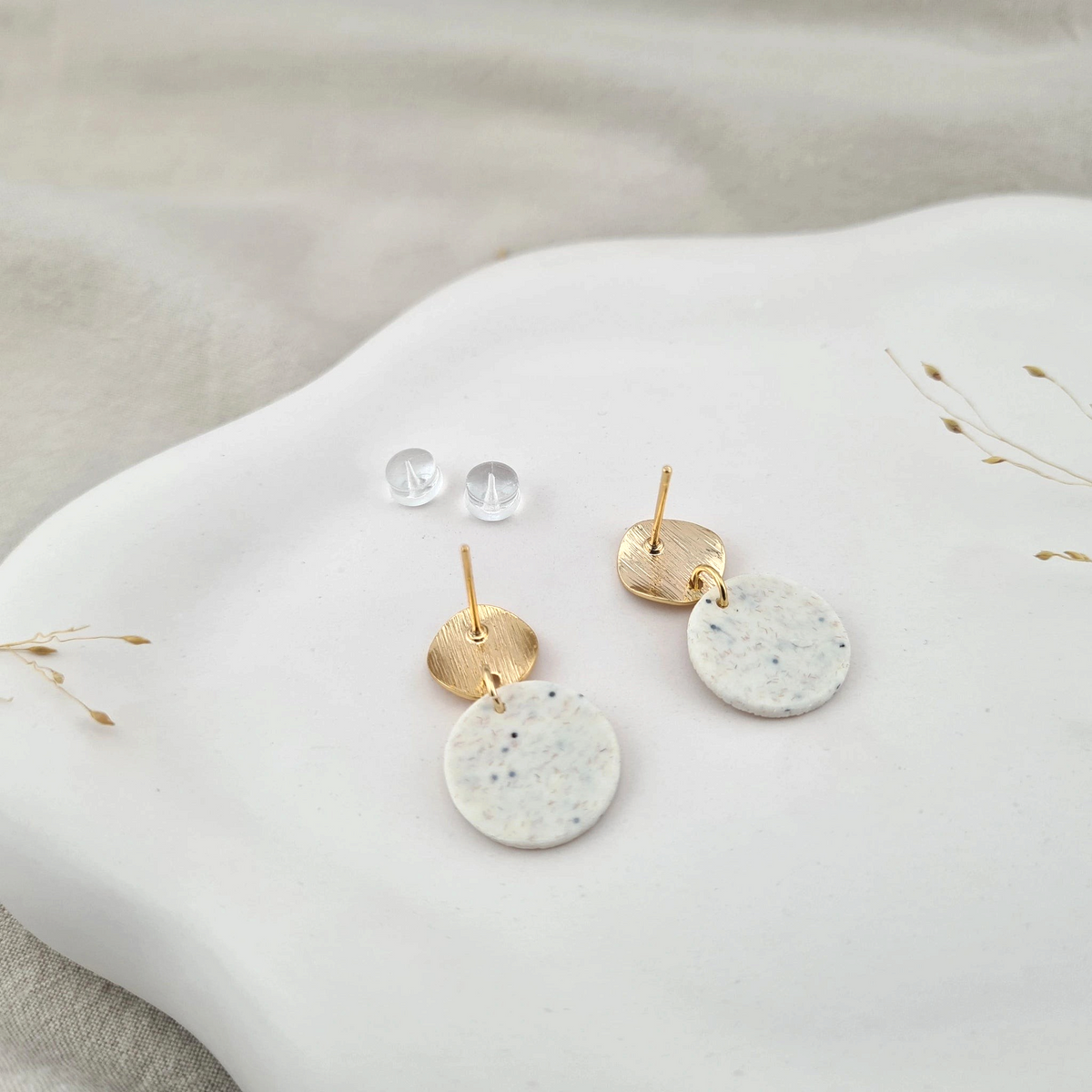 all-groups, Rückansicht und Ohrstecker der Ease Statement-Ohrringe aus Polymer Clay. Hochwertig vergoldeter chirurgischer Edelstahl, hypoallergen.