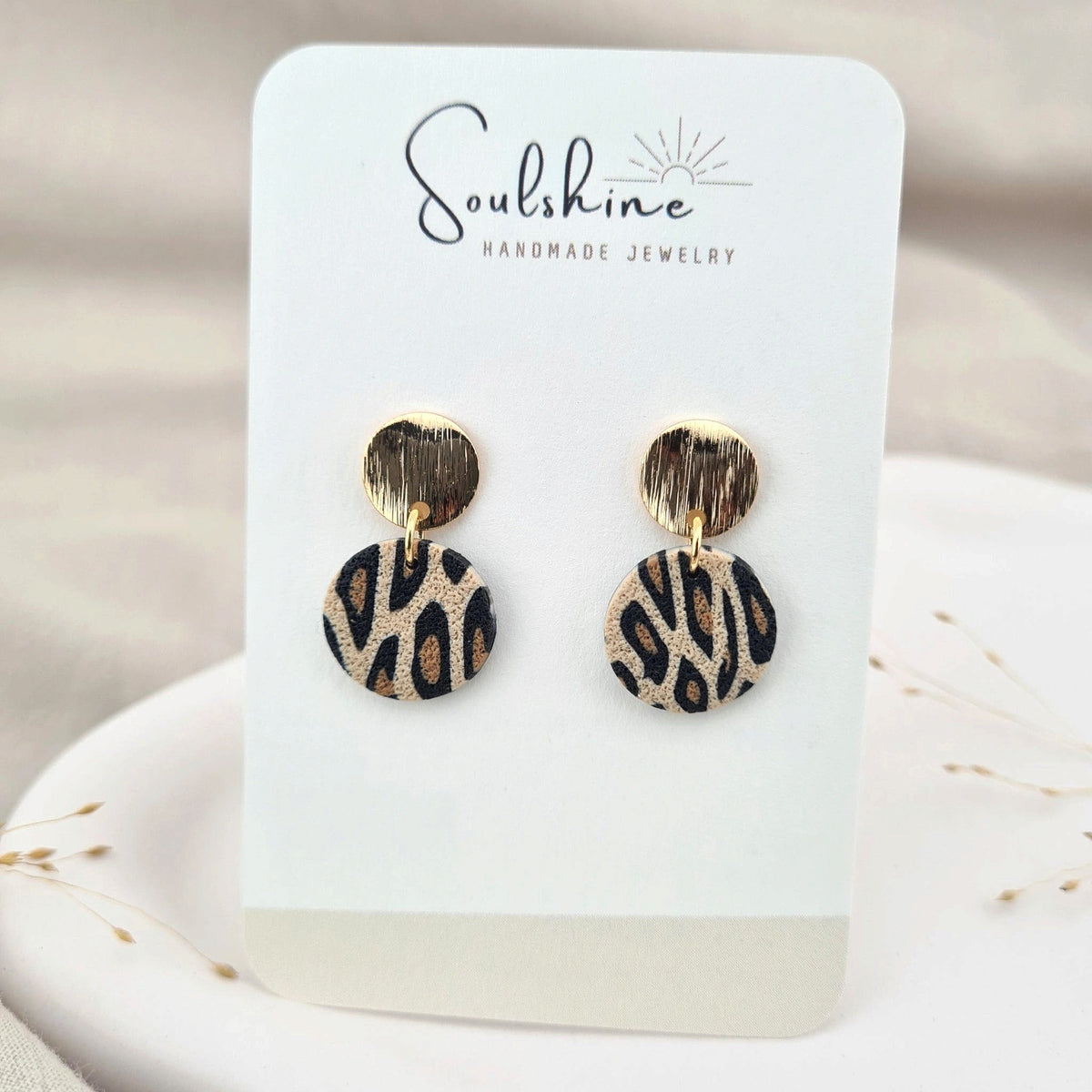 Produktansicht der Ease Statement-Ohrringe aus Polymer Clay. Hochwertig vergoldeter chirurgischer Edelstahl, hypoallergen.