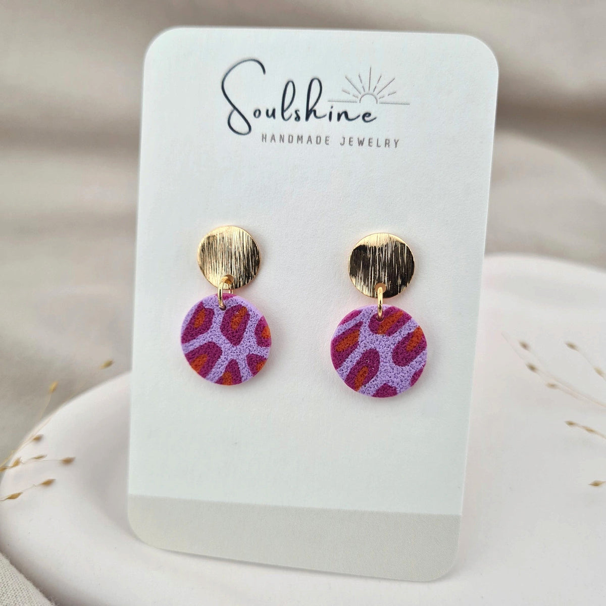 Produktansicht der Ease Statement-Ohrringe aus Polymer Clay. Hochwertig vergoldeter chirurgischer Edelstahl, hypoallergen.