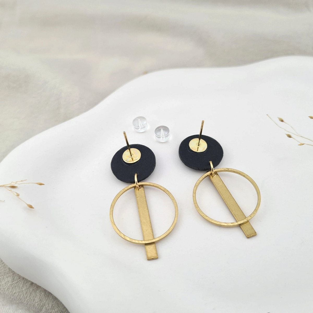 all-groups, Rückansicht und Ohrstecker der Hygge Statement-Ohrringe aus Polymer Clay. Hochwertig vergoldeter chirurgischer Edelstahl, hypoallergen.