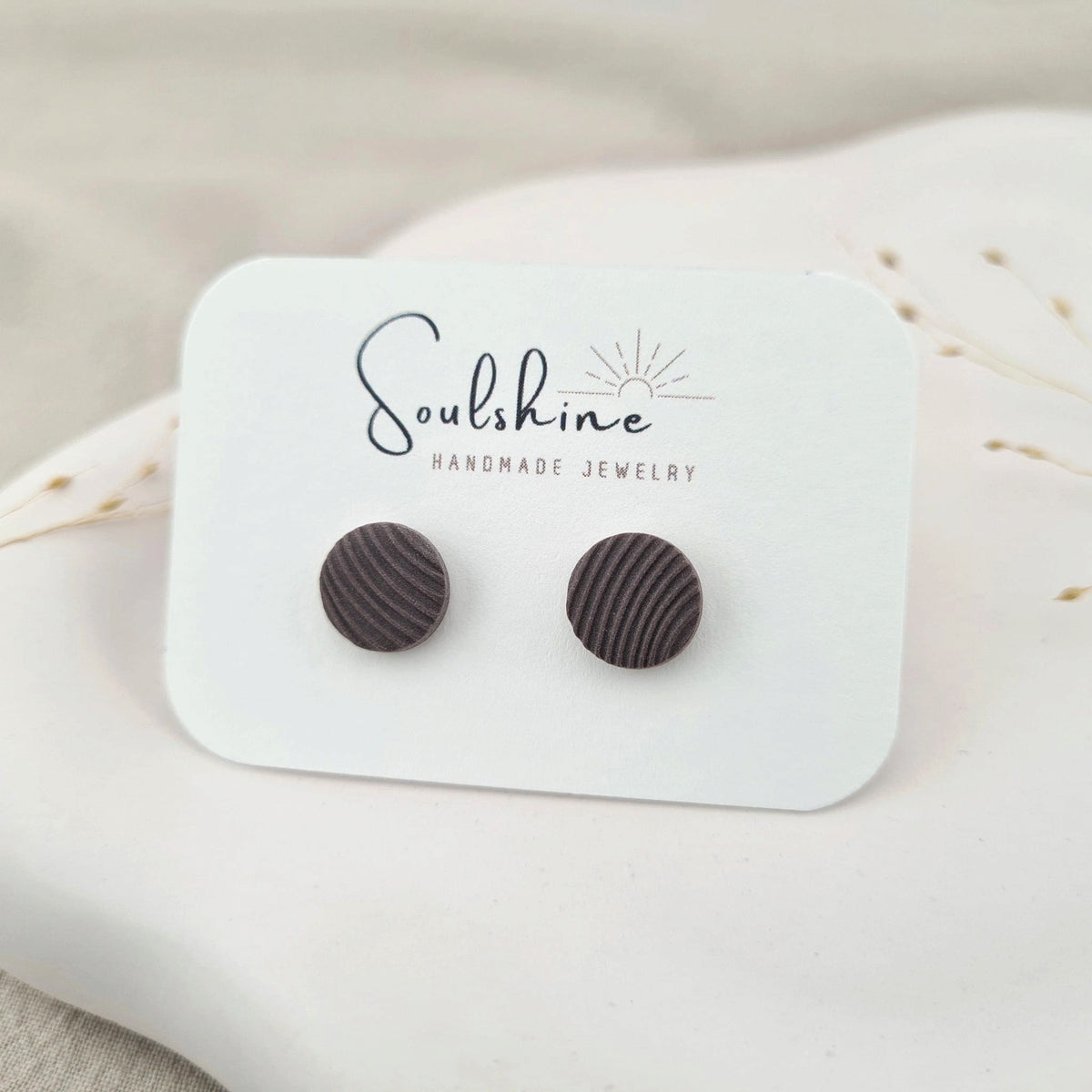 Produktansicht der Lou Statement-Ohrringe aus Polymer Clay. Hochwertig vergoldeter chirurgischer Edelstahl, hypoallergen.