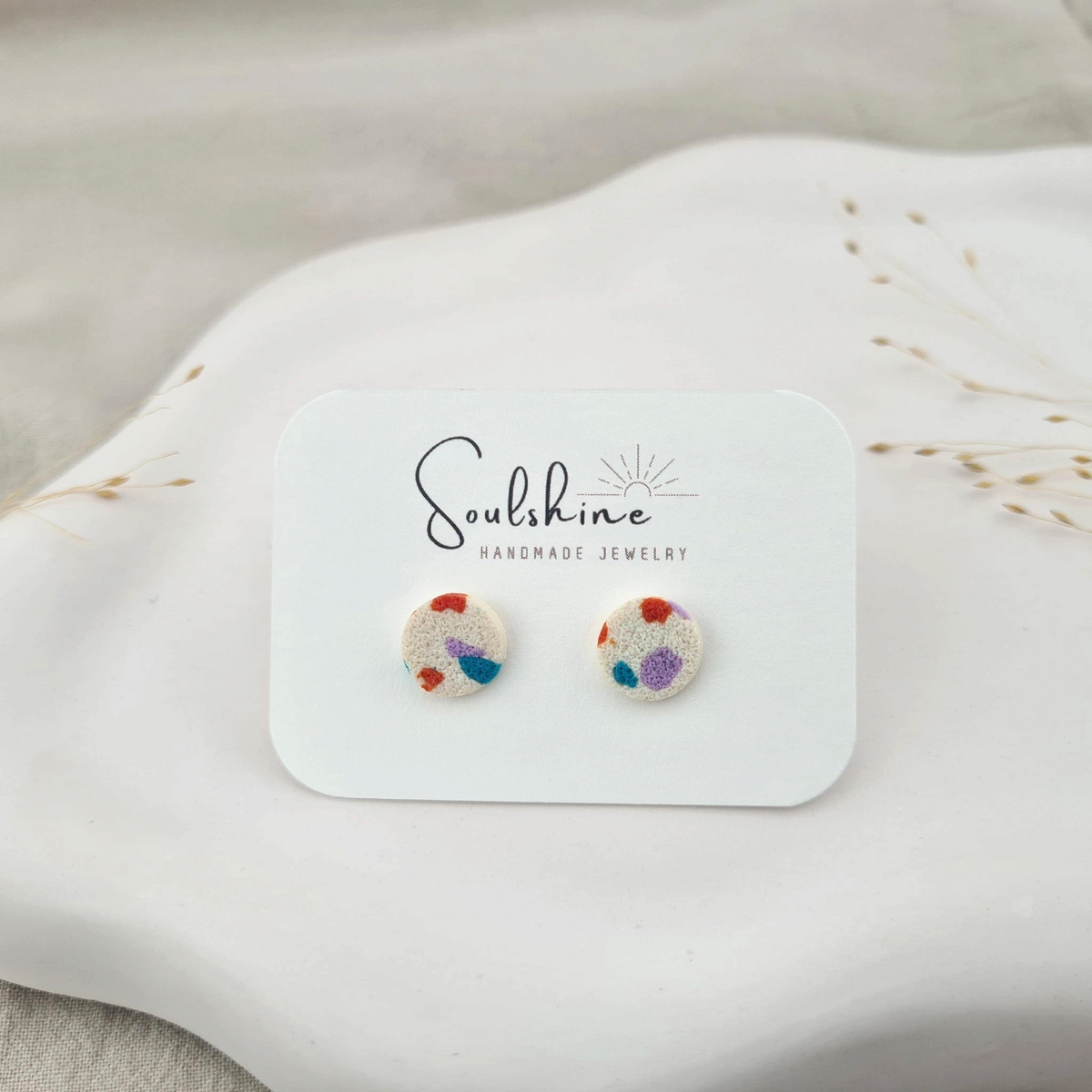 Produktansicht der Lou Statement-Ohrringe aus Polymer Clay. Hochwertig vergoldeter chirurgischer Edelstahl, hypoallergen.