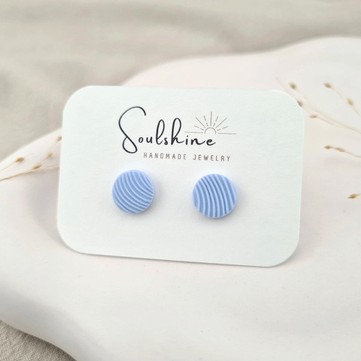 Produktansicht der Lou Statement-Ohrringe aus Polymer Clay. Hochwertig vergoldeter chirurgischer Edelstahl, hypoallergen.