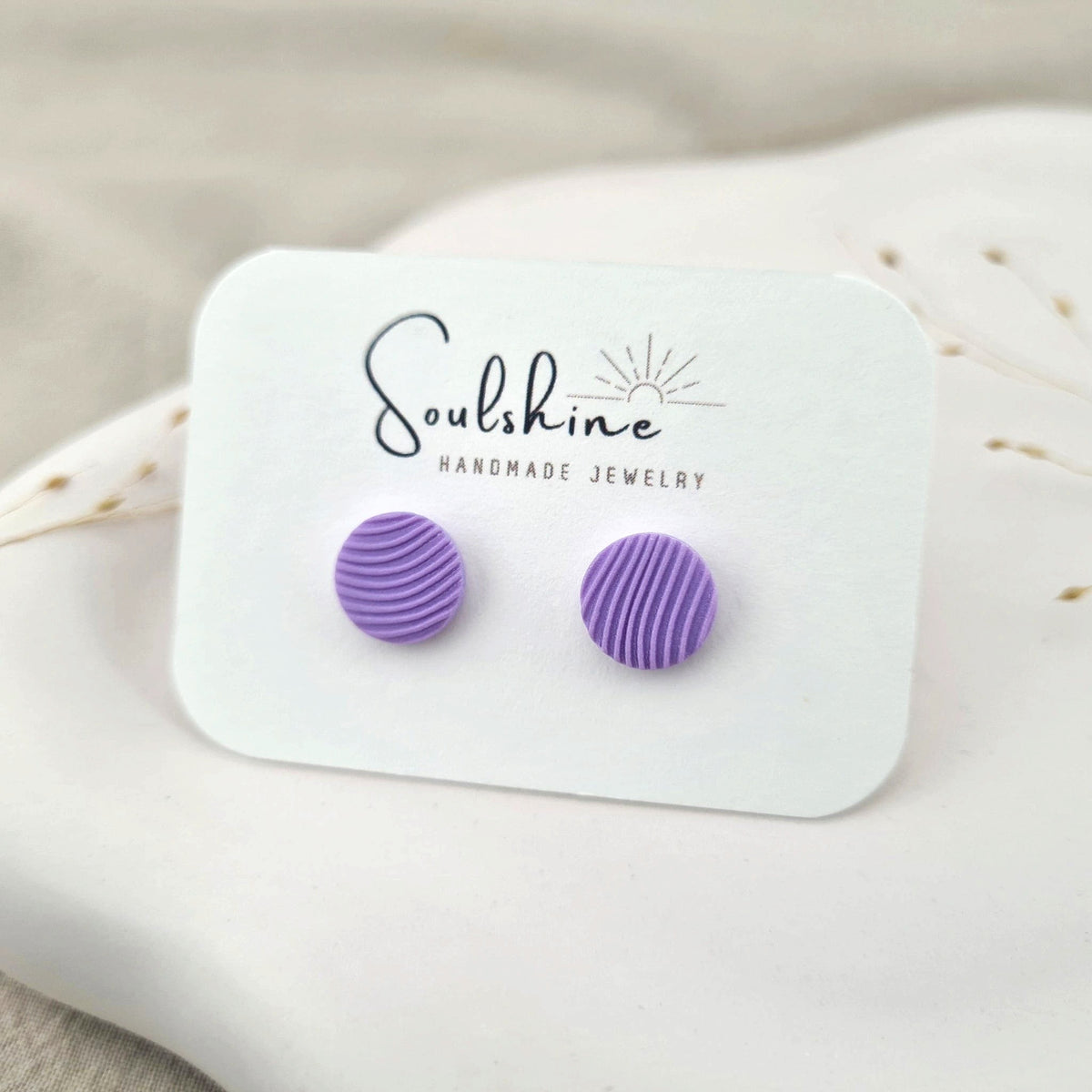 Produktansicht der Lou Statement-Ohrringe aus Polymer Clay. Hochwertig vergoldeter chirurgischer Edelstahl, hypoallergen.
