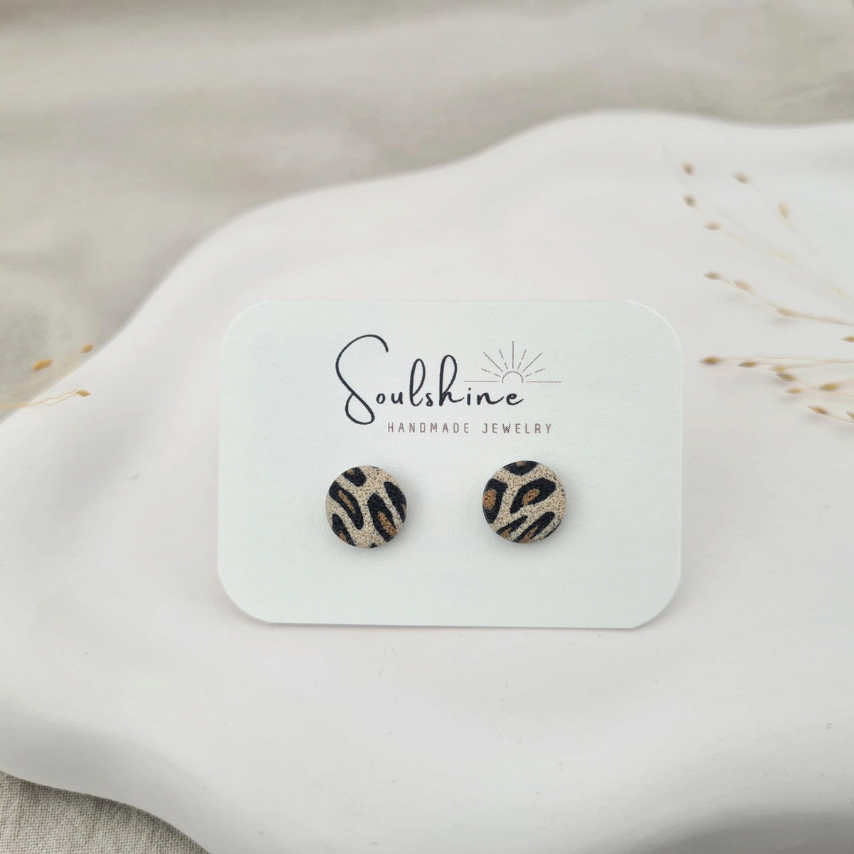 Produktansicht der Lou Statement-Ohrringe aus Polymer Clay. Hochwertig vergoldeter chirurgischer Edelstahl, hypoallergen.
