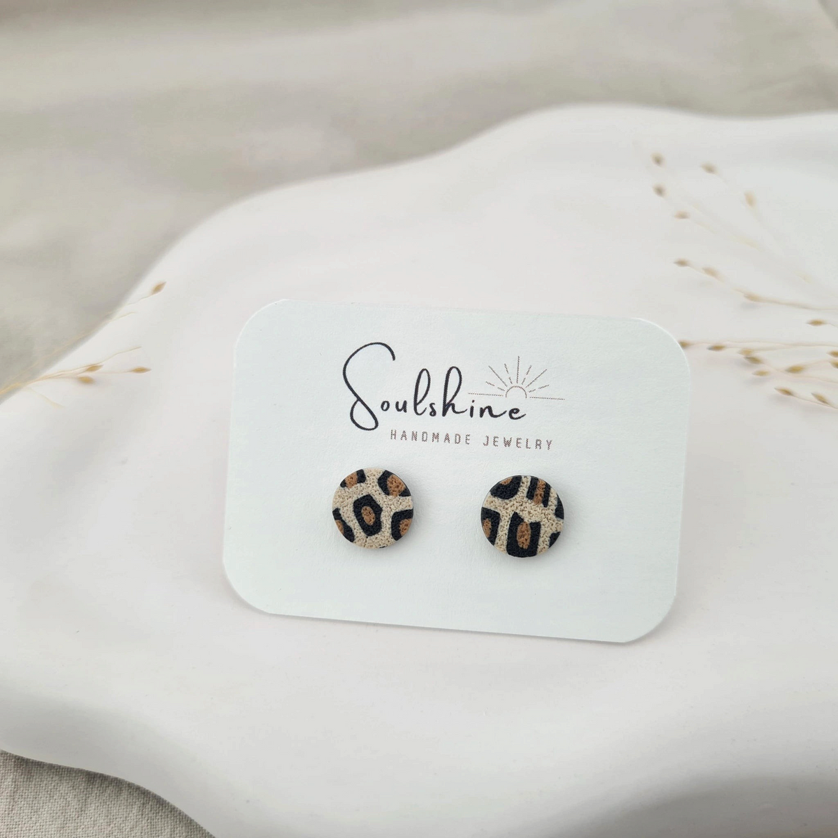 Produktansicht der Lou Statement-Ohrringe aus Polymer Clay. Hochwertig vergoldeter chirurgischer Edelstahl, hypoallergen.