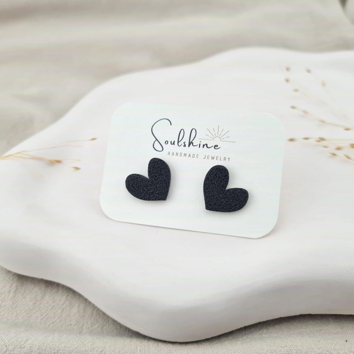 Produktansicht der Lou Statement-Ohrringe aus Polymer Clay. Hochwertig vergoldeter chirurgischer Edelstahl, hypoallergen.