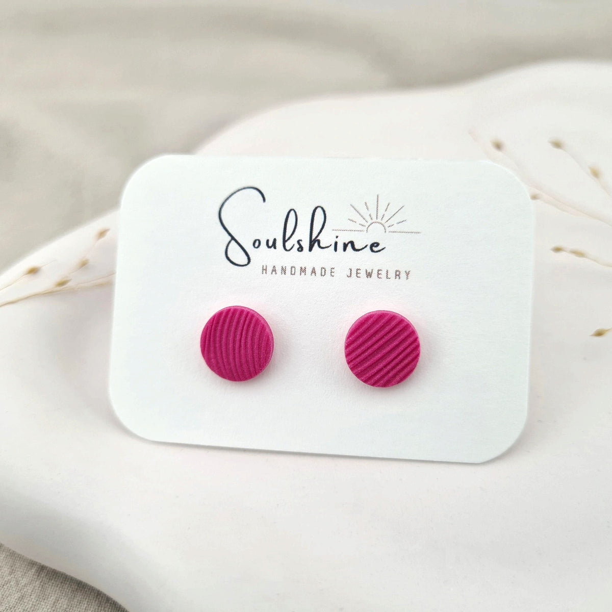 Produktansicht der Lou Statement-Ohrringe aus Polymer Clay. Hochwertig vergoldeter chirurgischer Edelstahl, hypoallergen.