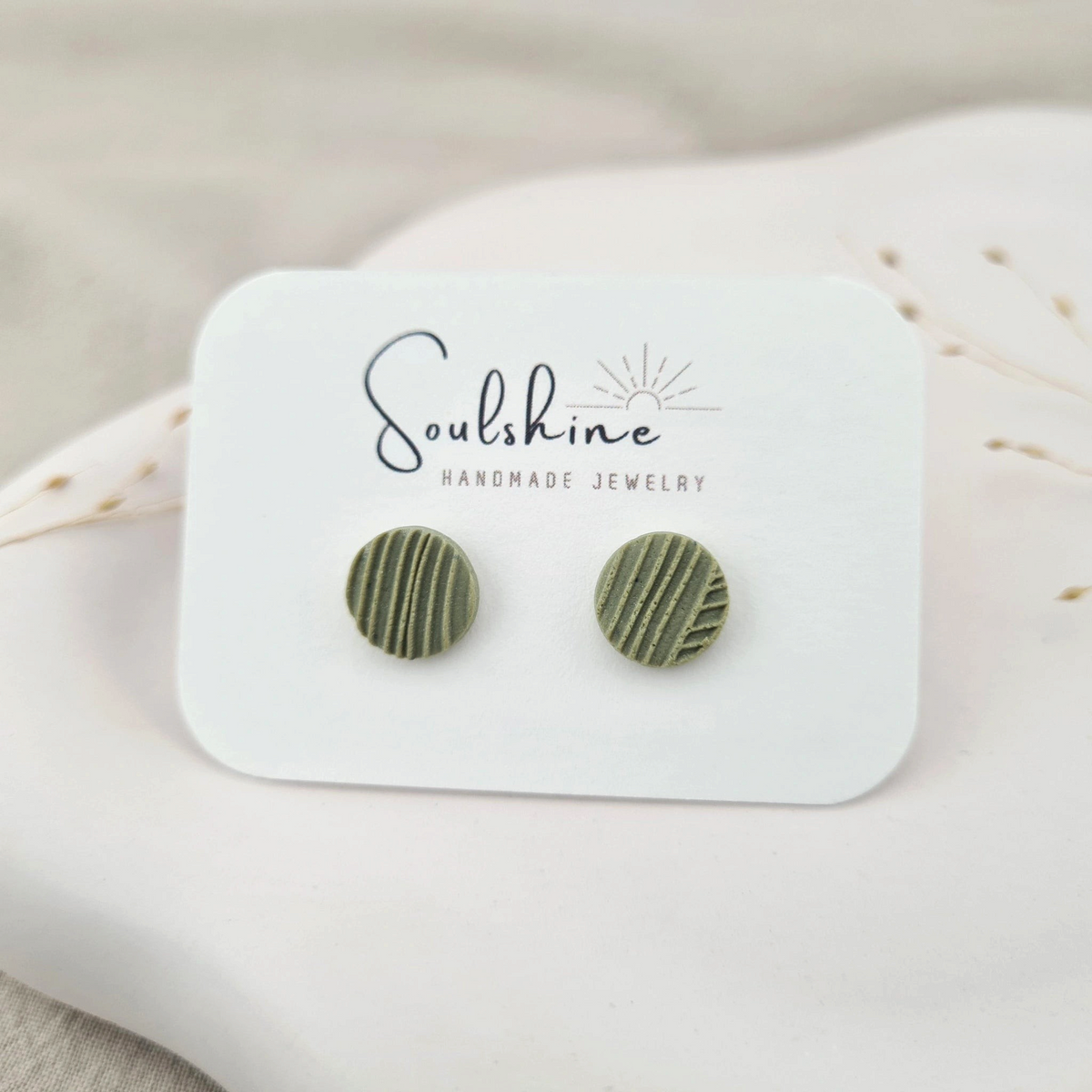 Produktansicht der Lou Statement-Ohrringe aus Polymer Clay. Hochwertig vergoldeter chirurgischer Edelstahl, hypoallergen.
