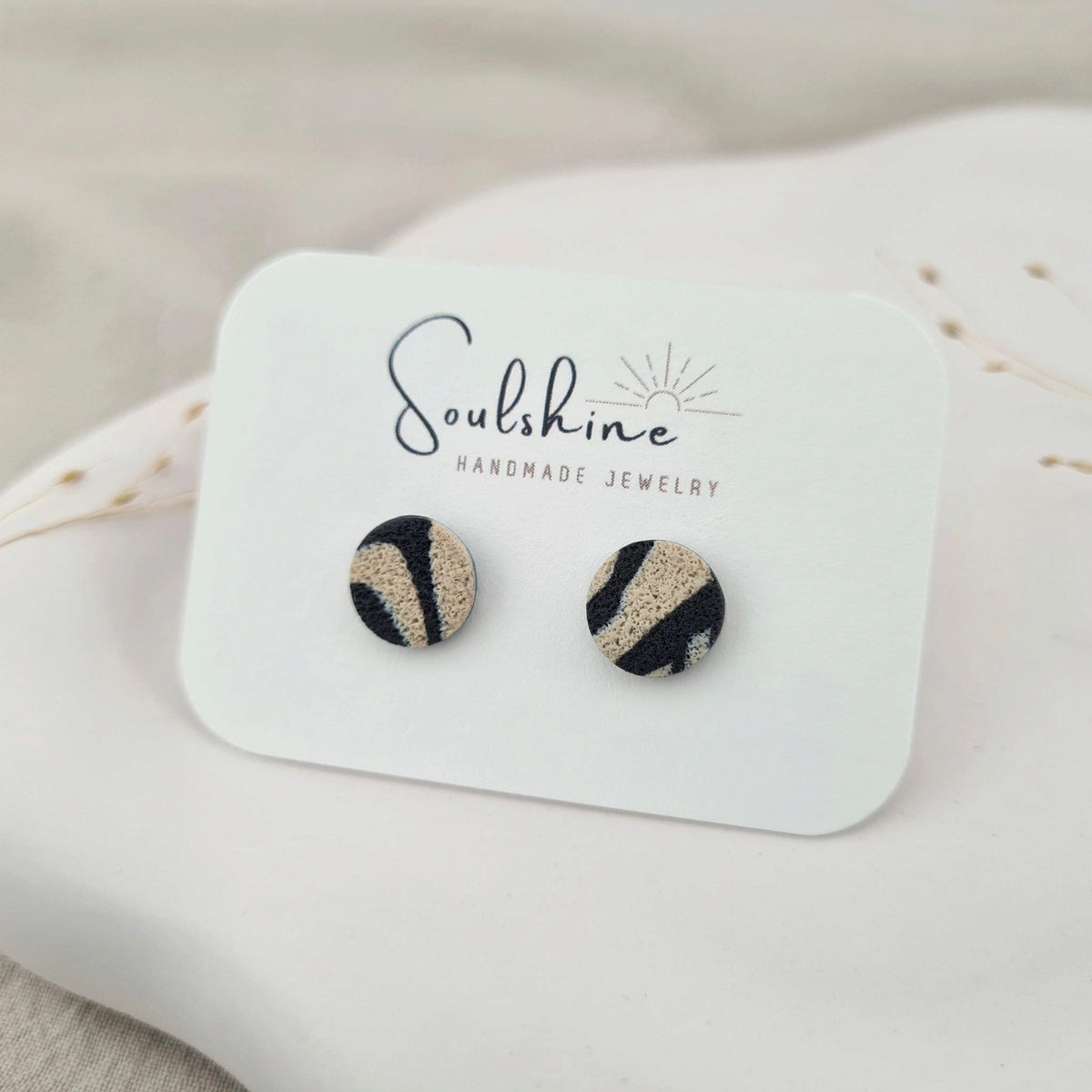Produktansicht der Lou Statement-Ohrringe aus Polymer Clay. Hochwertig vergoldeter chirurgischer Edelstahl, hypoallergen.