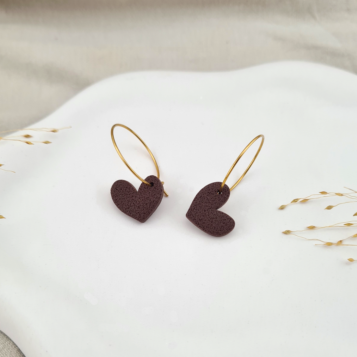 Produktansicht der Lovely Statement-Ohrringe aus Polymer Clay. Hochwertig vergoldeter chirurgischer Edelstahl, hypoallergen.