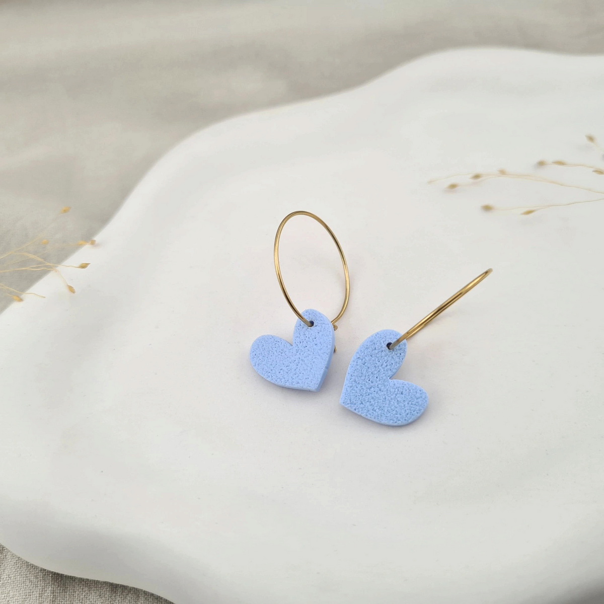 Produktansicht der Lovely Statement-Ohrringe aus Polymer Clay. Hochwertig vergoldeter chirurgischer Edelstahl, hypoallergen.