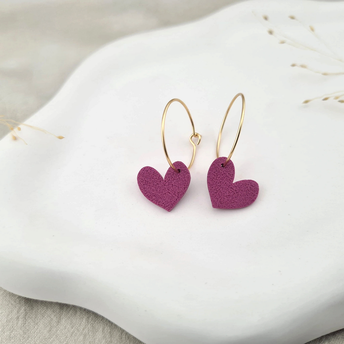 Produktansicht der Lovely Statement-Ohrringe aus Polymer Clay. Hochwertig vergoldeter chirurgischer Edelstahl, hypoallergen.