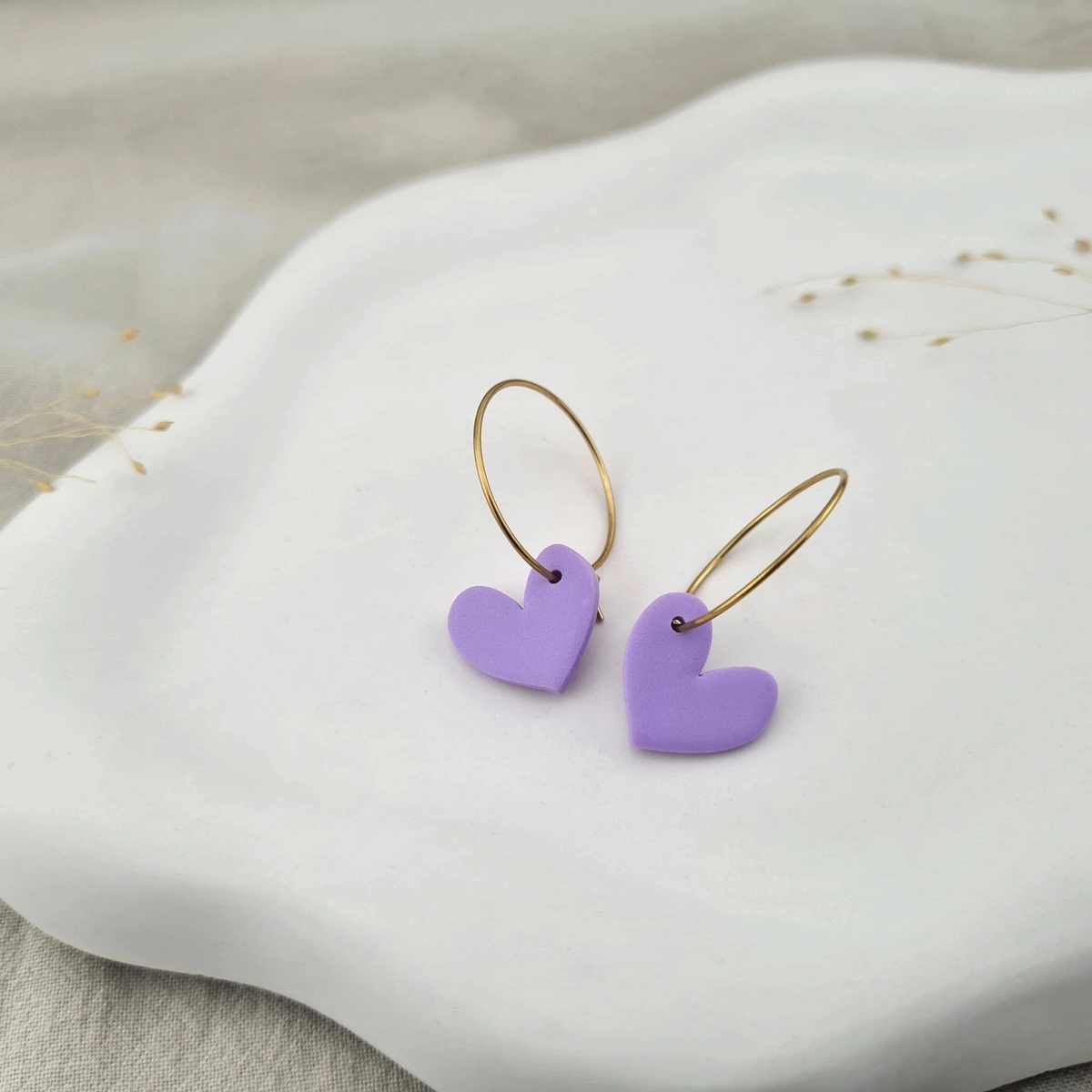 Produktansicht der Lovely Statement-Ohrringe aus Polymer Clay. Hochwertig vergoldeter chirurgischer Edelstahl, hypoallergen.