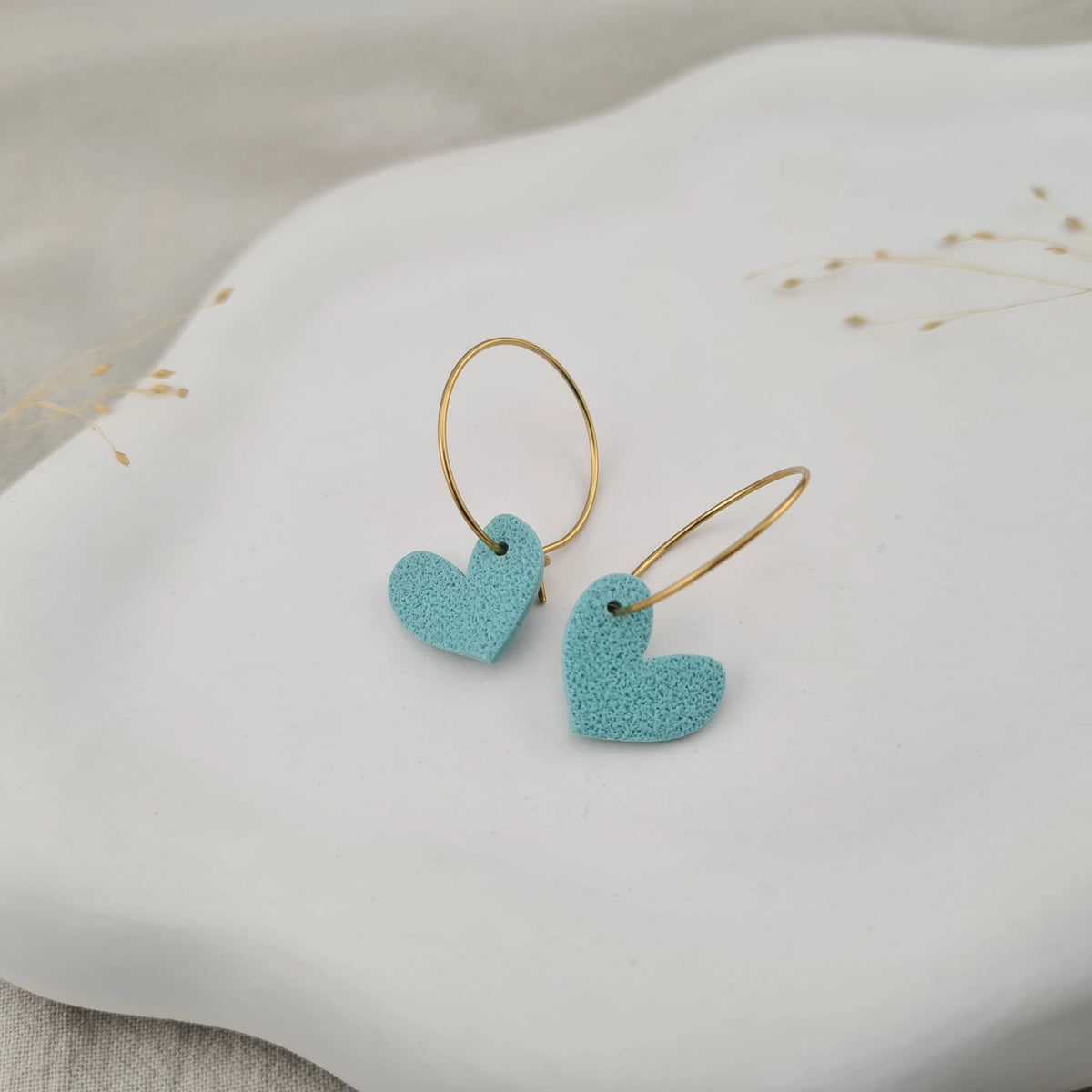 Produktansicht der Lovely Statement-Ohrringe aus Polymer Clay. Hochwertig vergoldeter chirurgischer Edelstahl, hypoallergen.