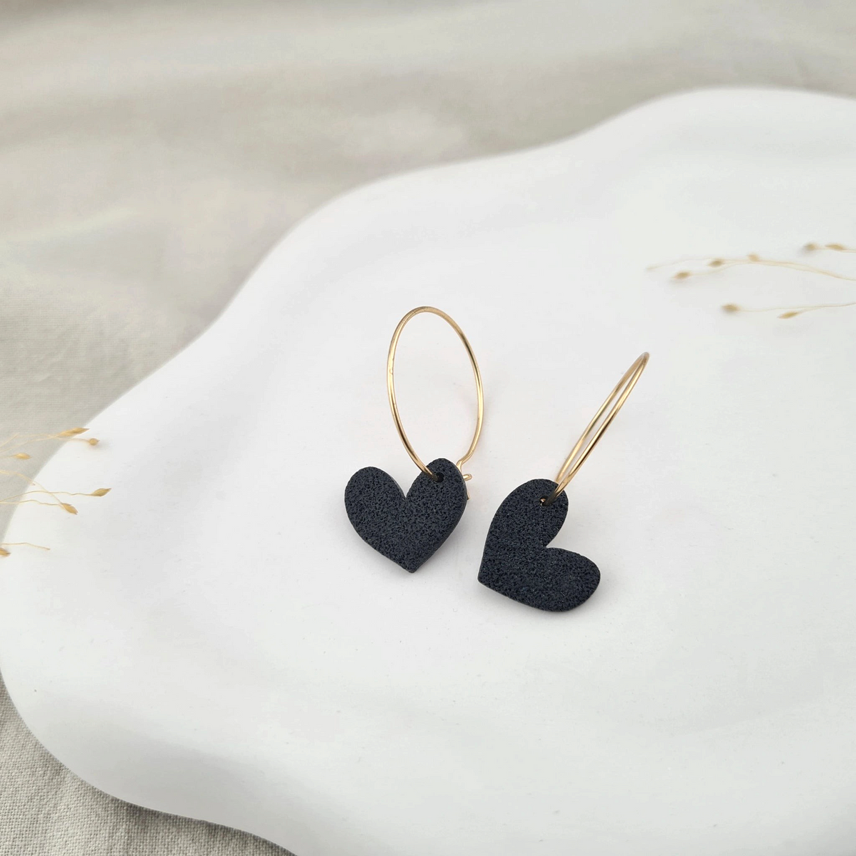 Produktansicht der Lovely Statement-Ohrringe aus Polymer Clay. Hochwertig vergoldeter chirurgischer Edelstahl, hypoallergen.