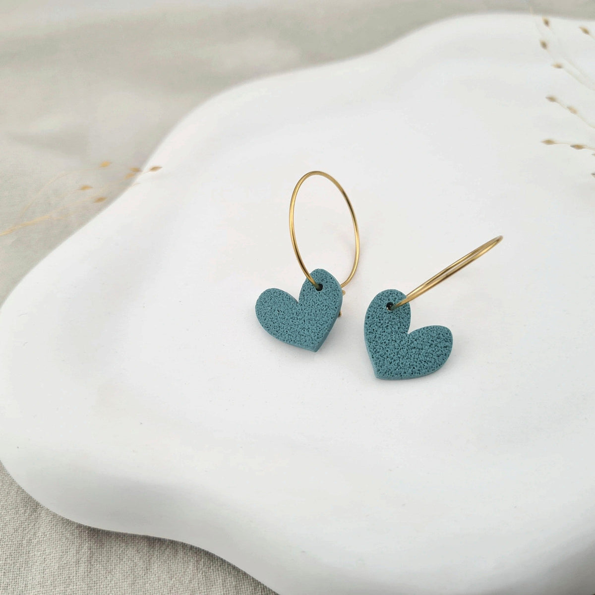 Produktansicht der Lovely Statement-Ohrringe aus Polymer Clay. Hochwertig vergoldeter chirurgischer Edelstahl, hypoallergen.