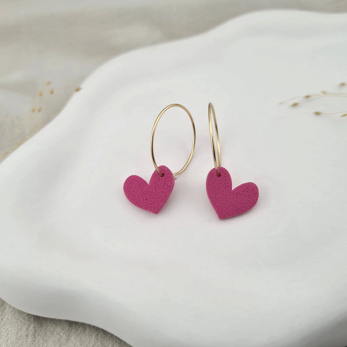 Produktansicht der Lovely Statement-Ohrringe aus Polymer Clay. Hochwertig vergoldeter chirurgischer Edelstahl, hypoallergen.