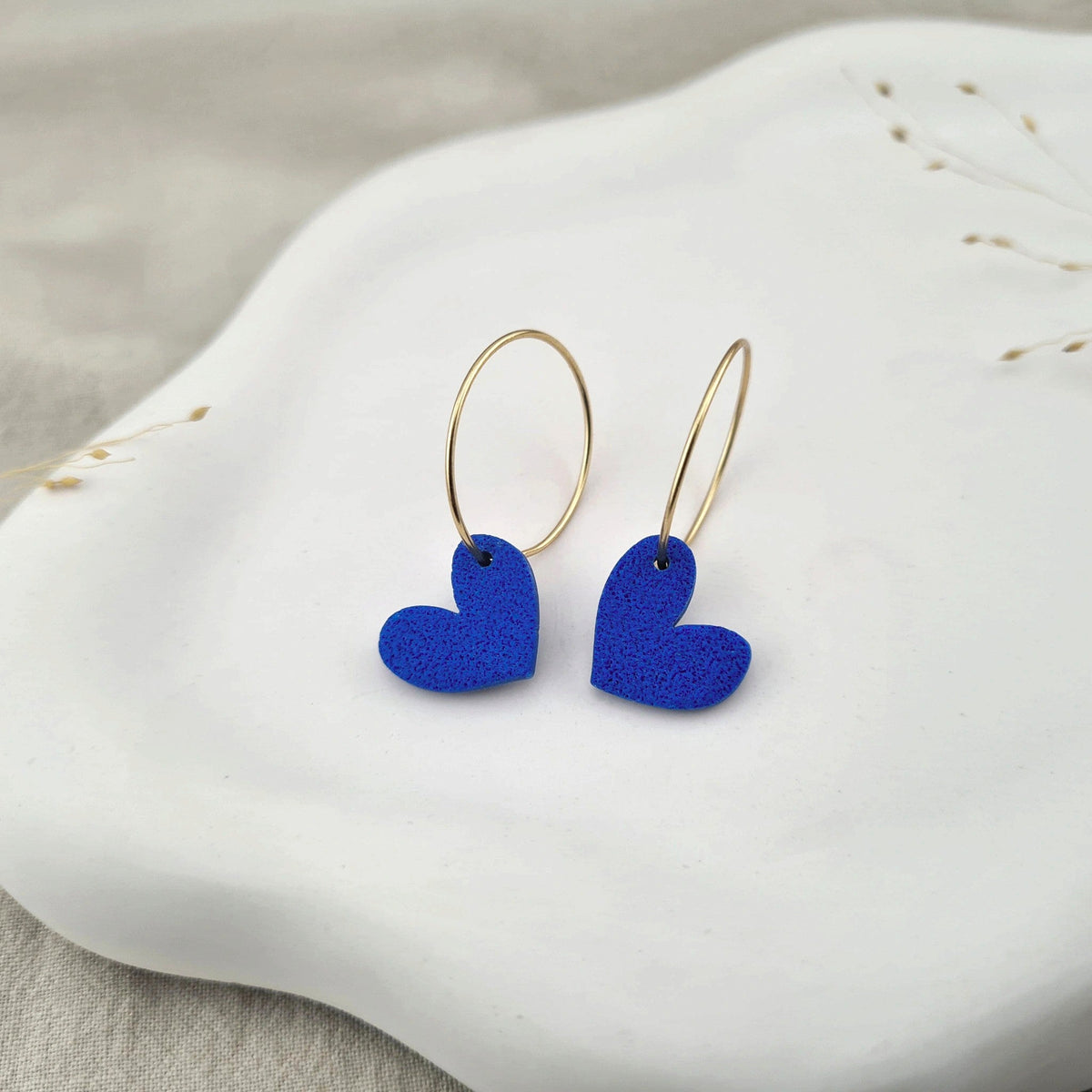 Produktansicht der Lovely Statement-Ohrringe aus Polymer Clay. Hochwertig vergoldeter chirurgischer Edelstahl, hypoallergen.