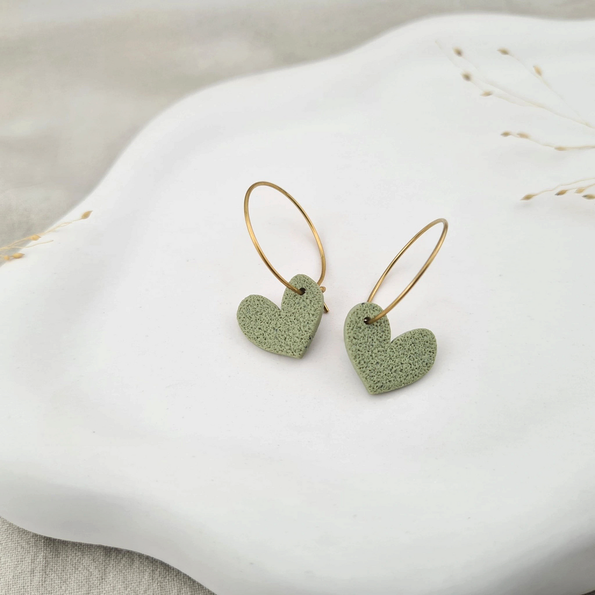 Produktansicht der Lovely Statement-Ohrringe aus Polymer Clay. Hochwertig vergoldeter chirurgischer Edelstahl, hypoallergen.
