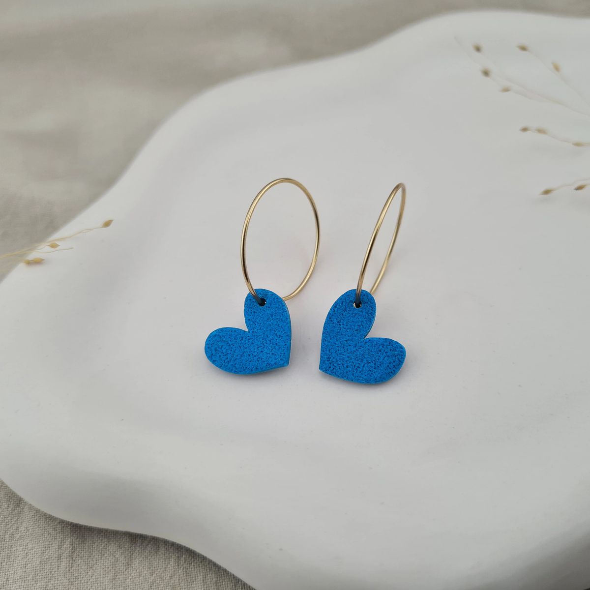 Produktansicht der Lovely Statement-Ohrringe aus Polymer Clay. Hochwertig vergoldeter chirurgischer Edelstahl, hypoallergen.