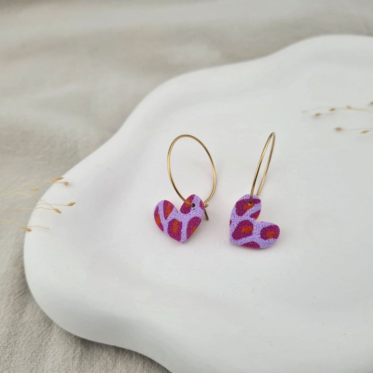 Produktansicht der Lovely Statement-Ohrringe aus Polymer Clay. Hochwertig vergoldeter chirurgischer Edelstahl, hypoallergen.
