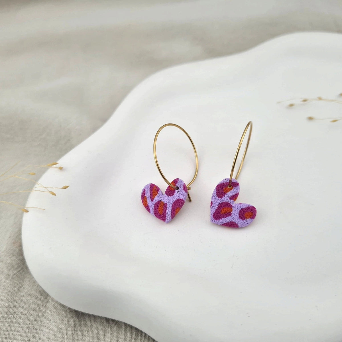 Produktansicht der Lovely Statement-Ohrringe aus Polymer Clay. Hochwertig vergoldeter chirurgischer Edelstahl, hypoallergen.
