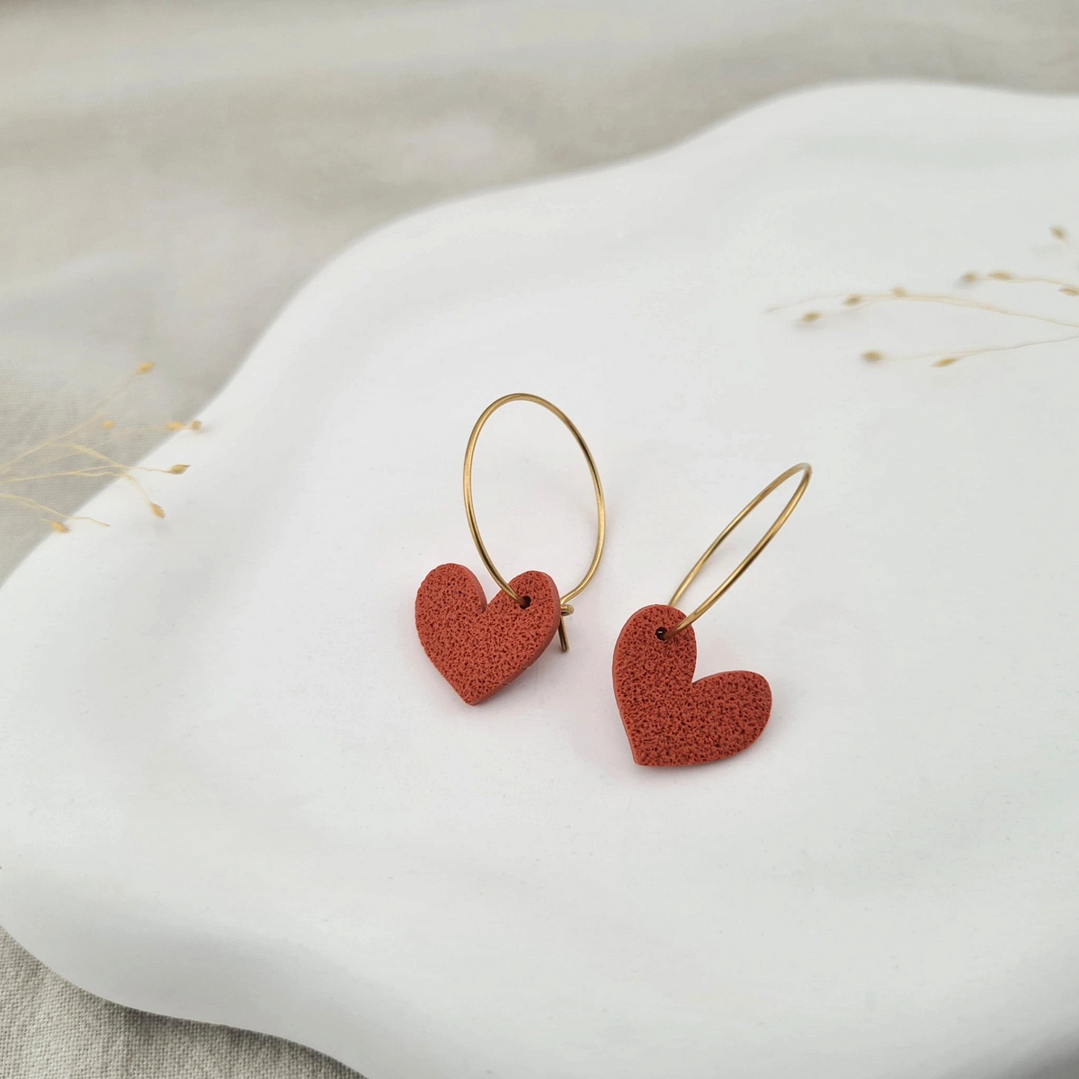 Produktansicht der Lovely Statement-Ohrringe aus Polymer Clay. Hochwertig vergoldeter chirurgischer Edelstahl, hypoallergen.