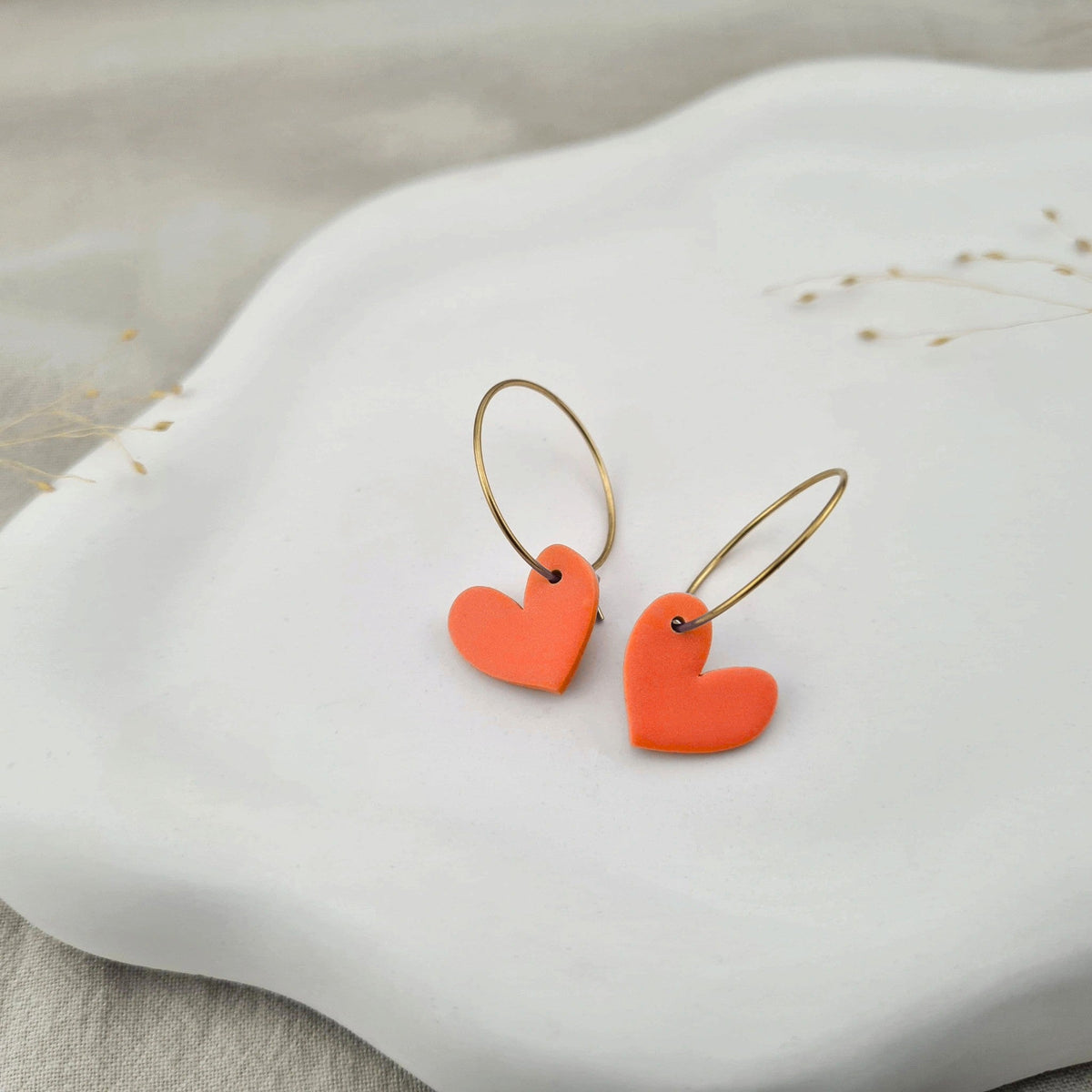 Produktansicht der Lovely Statement-Ohrringe aus Polymer Clay. Hochwertig vergoldeter chirurgischer Edelstahl, hypoallergen.