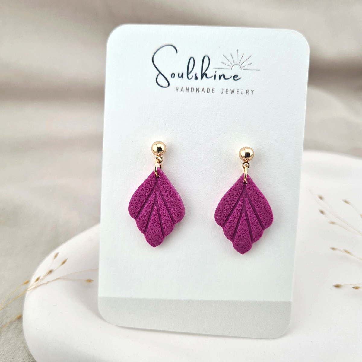 Produktansicht der Mujo Statement-Ohrringe aus Polymer Clay. Hochwertig vergoldeter chirurgischer Edelstahl, hypoallergen.