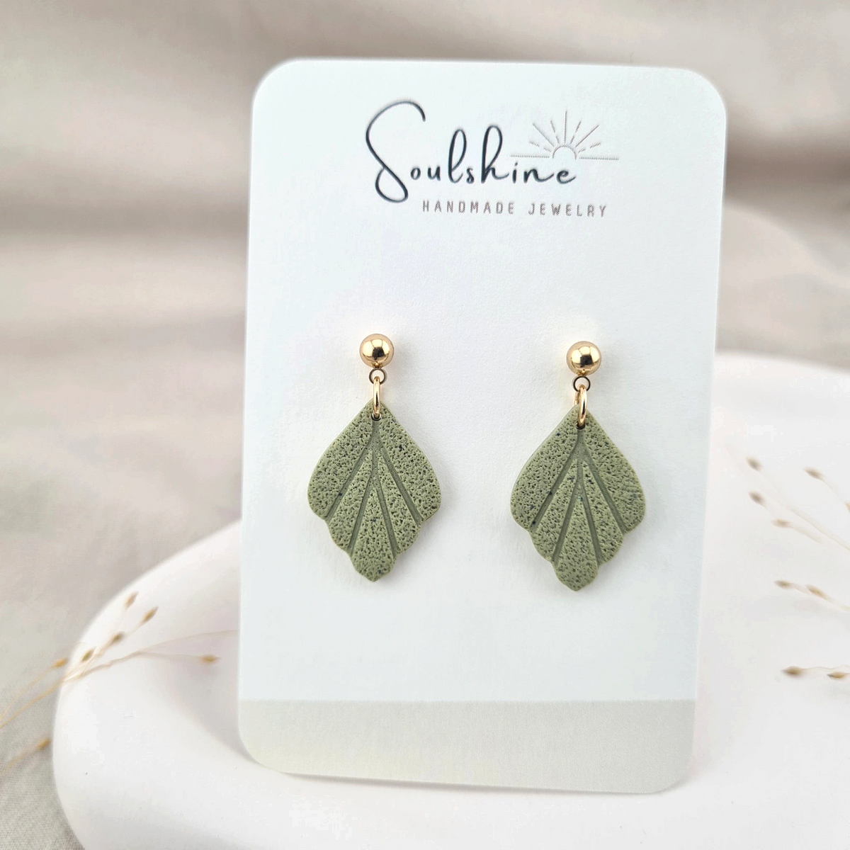 Produktansicht der Mujo Statement-Ohrringe aus Polymer Clay. Hochwertig vergoldeter chirurgischer Edelstahl, hypoallergen.