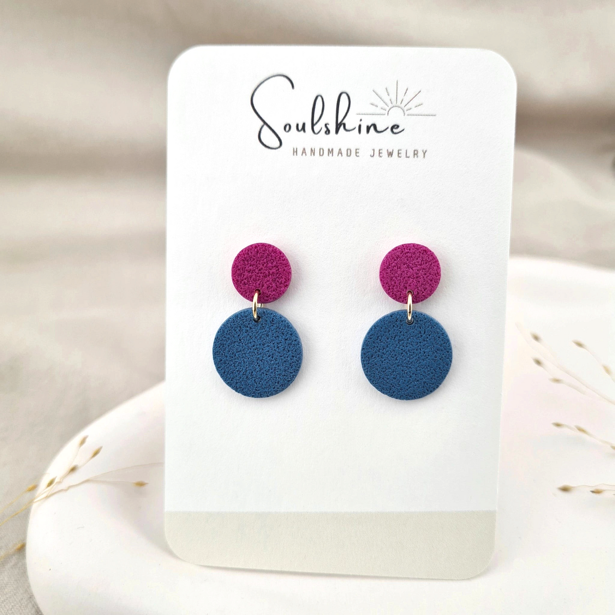 Produktansicht der Rose Statement-Ohrringe aus Polymer Clay. Hochwertig vergoldeter chirurgischer Edelstahl, hypoallergen.
