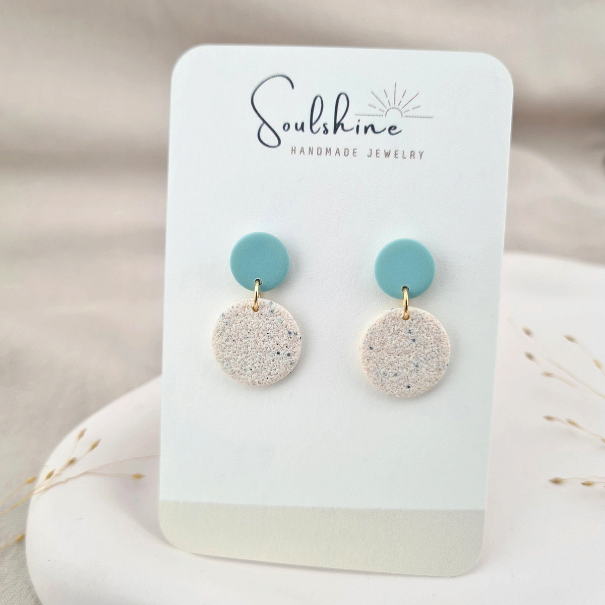 Produktansicht der Rose Statement-Ohrringe aus Polymer Clay. Hochwertig vergoldeter chirurgischer Edelstahl, hypoallergen.