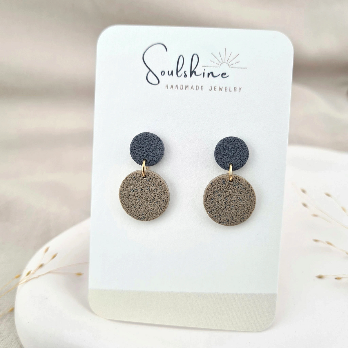 Produktansicht der Rose Statement-Ohrringe aus Polymer Clay. Hochwertig vergoldeter chirurgischer Edelstahl, hypoallergen.