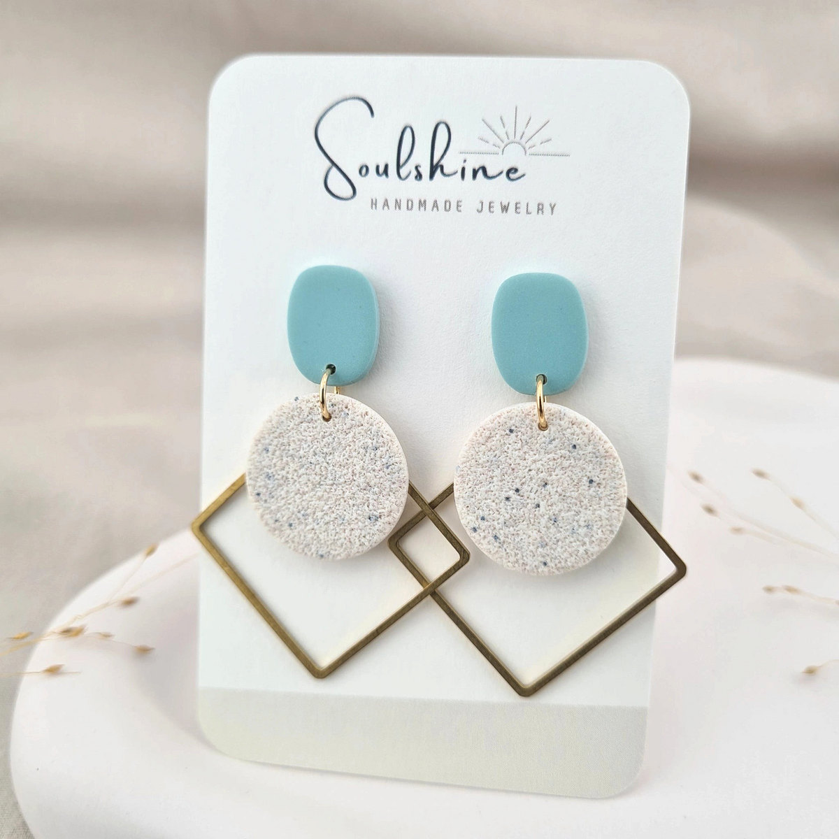 Produktansicht der Soulshine Statement-Ohrringe aus Polymer Clay. Hochwertig vergoldeter chirurgischer Edelstahl, hypoallergen.