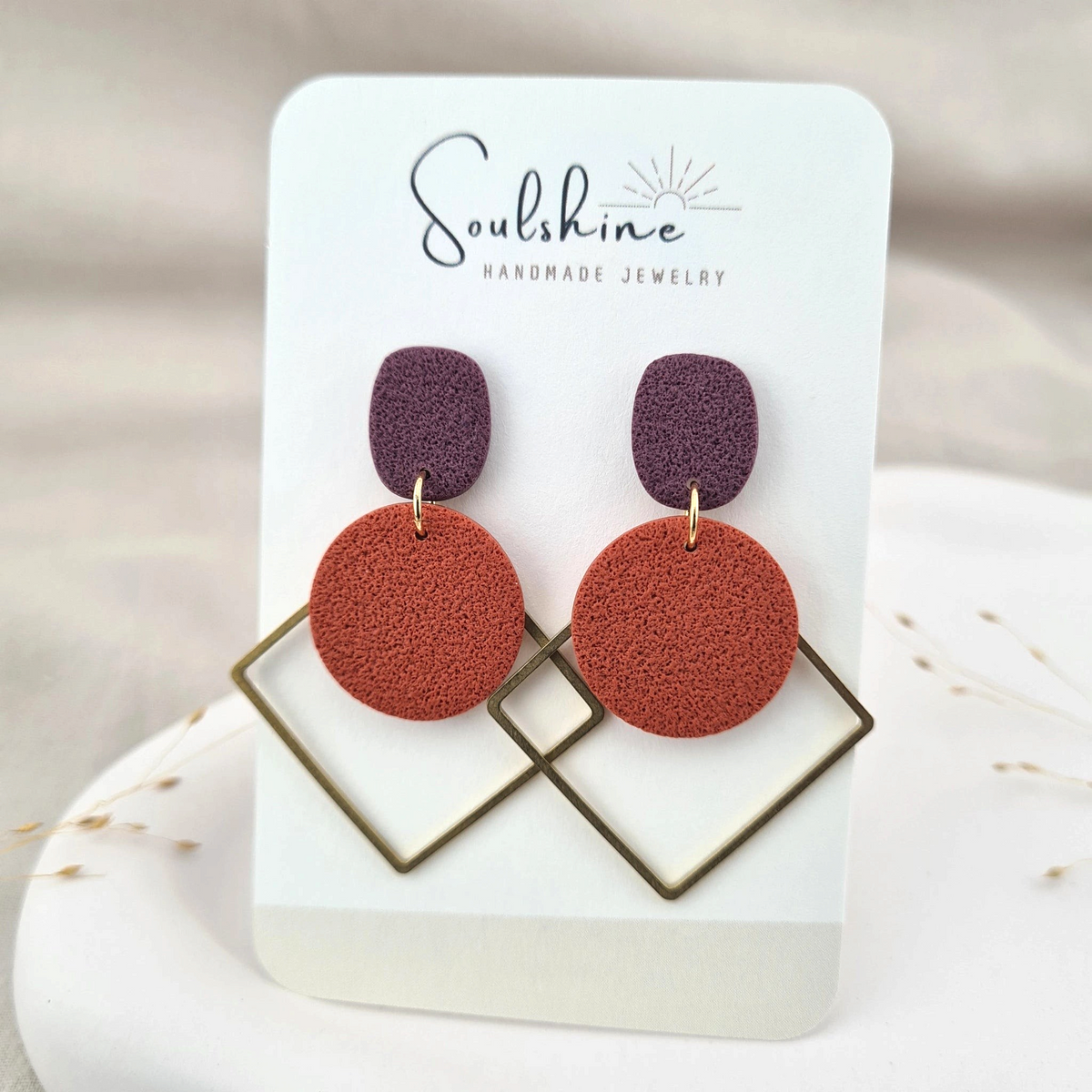 Produktansicht der Soulshine Statement-Ohrringe aus Polymer Clay. Hochwertig vergoldeter chirurgischer Edelstahl, hypoallergen.