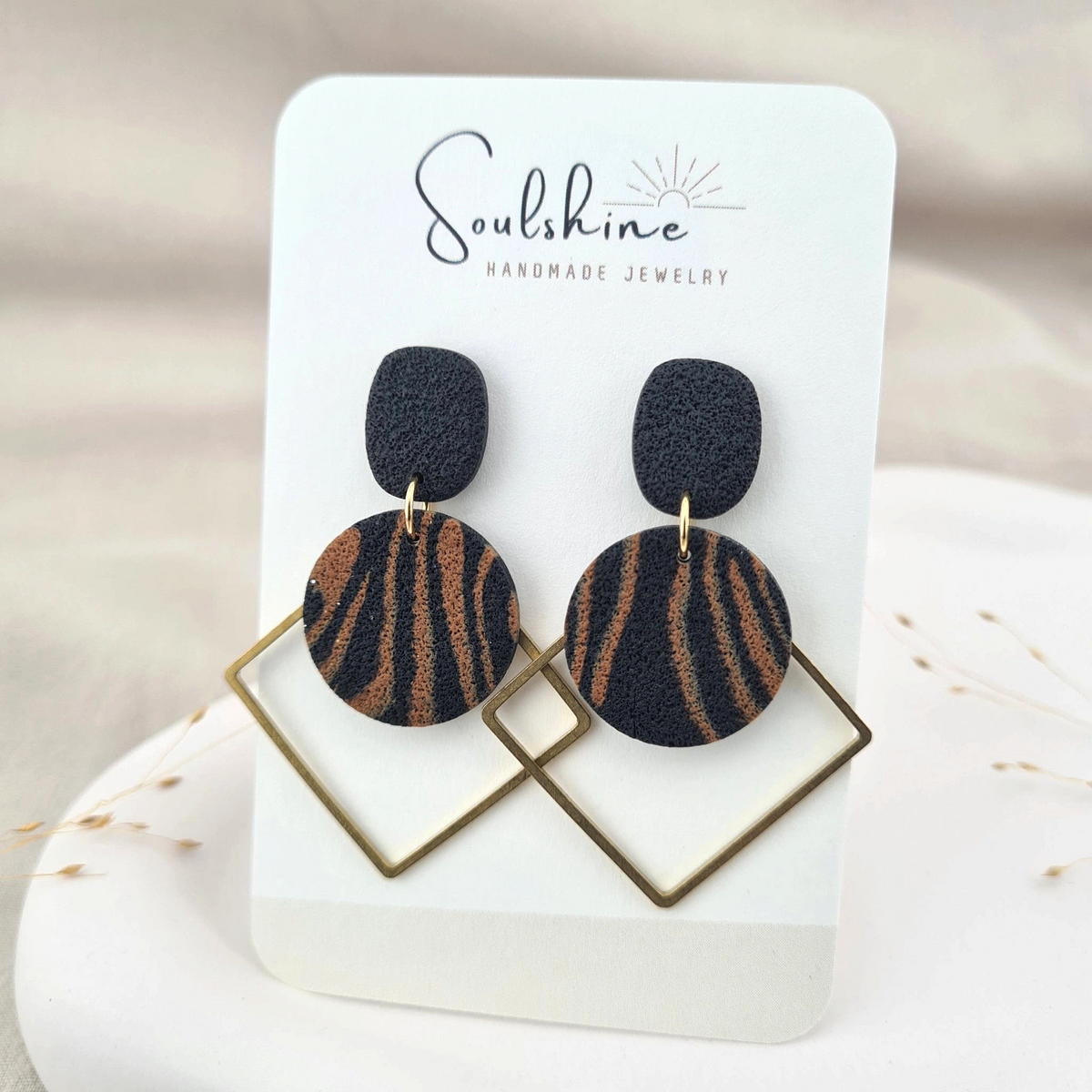 Produktansicht der Soulshine Statement-Ohrringe aus Polymer Clay. Hochwertig vergoldeter chirurgischer Edelstahl, hypoallergen.