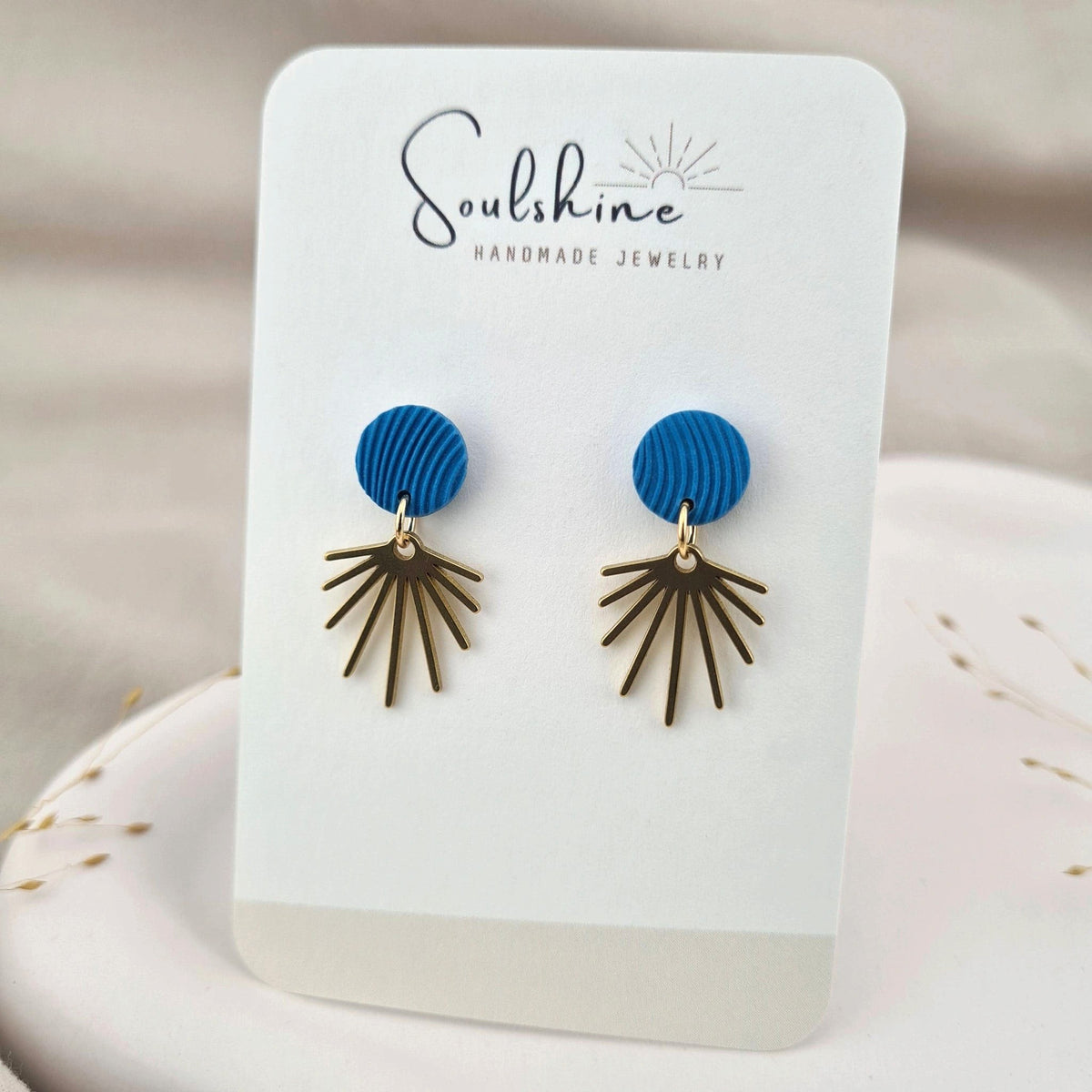 Produktansicht der Surya Statement-Ohrringe aus Polymer Clay. Hochwertig vergoldeter chirurgischer Edelstahl, hypoallergen.