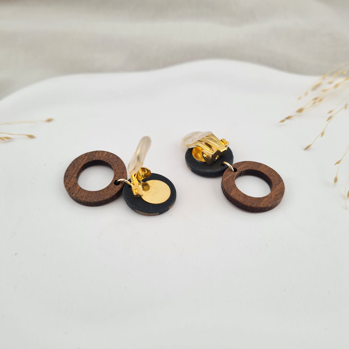 Rückansicht und Ohrstecker der Clipoption Statement-Ohrringe aus Polymer Clay. Hochwertig vergoldeter chirurgischer Edelstahl, hypoallergen.