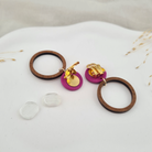 Rückansicht und Ohrstecker der Clipoption Statement-Ohrringe aus Polymer Clay. Hochwertig vergoldeter chirurgischer Edelstahl, hypoallergen.