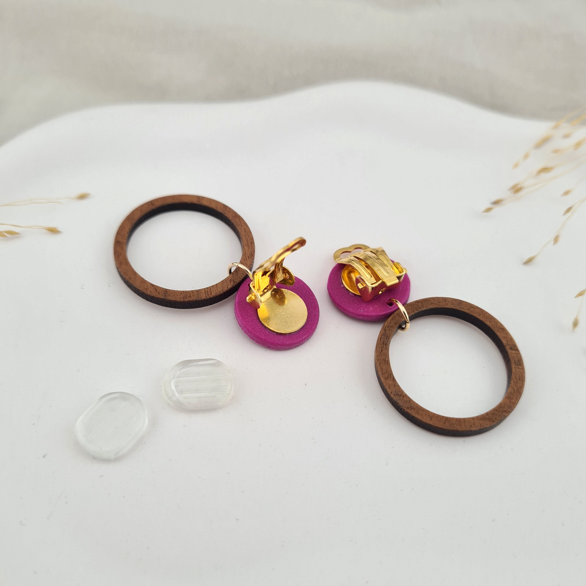 Rückansicht und Ohrstecker der Clipoption Statement-Ohrringe aus Polymer Clay. Hochwertig vergoldeter chirurgischer Edelstahl, hypoallergen.