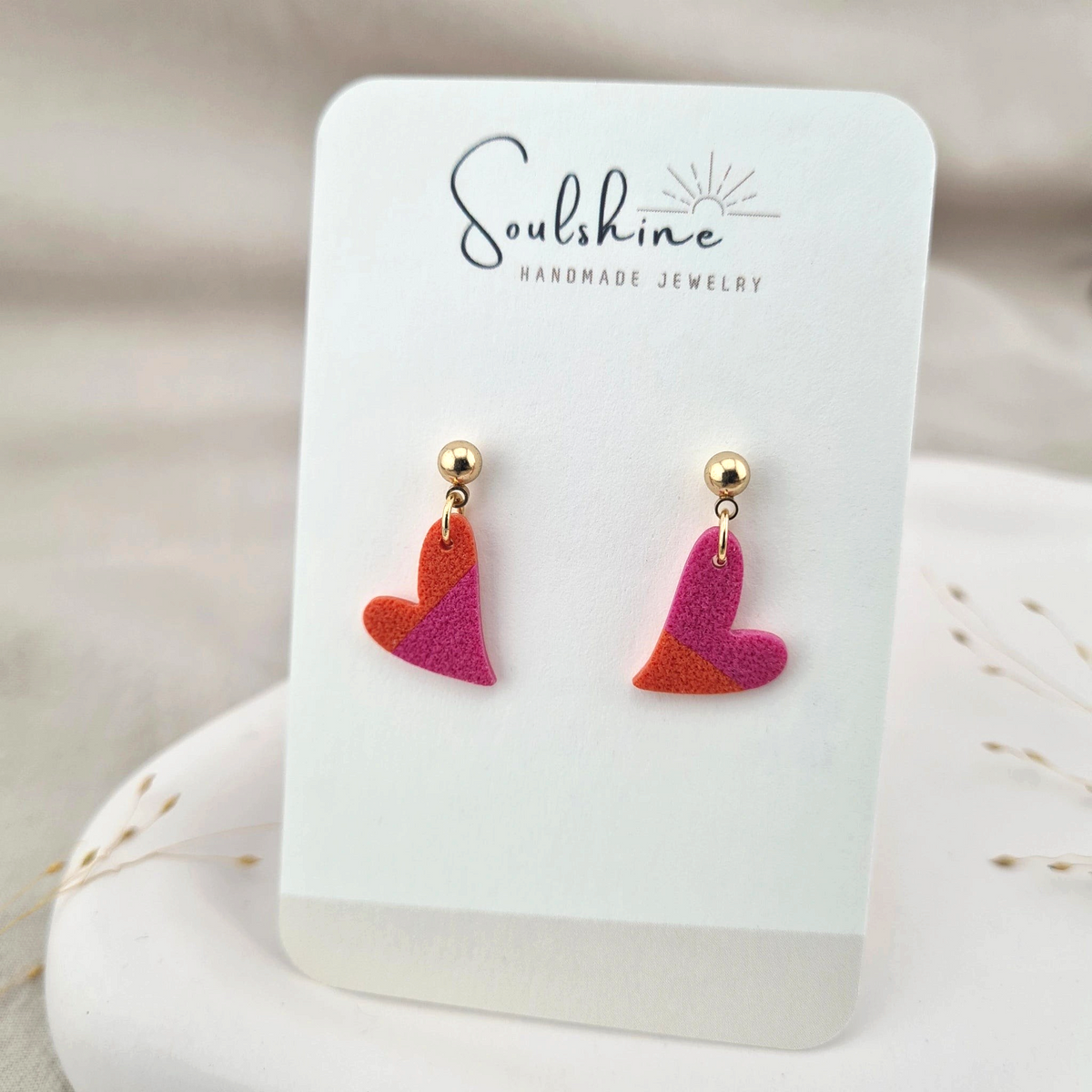 Produktansicht der Bijou Statement-Ohrringe aus Polymer Clay. Hochwertig vergoldeter chirurgischer Edelstahl, hypoallergen.