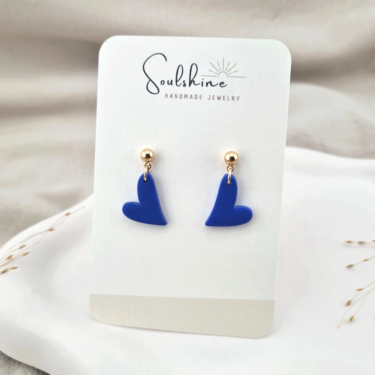 Produktansicht der Bijou Statement-Ohrringe aus Polymer Clay. Hochwertig vergoldeter chirurgischer Edelstahl, hypoallergen.