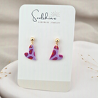Produktansicht der Bijou Statement-Ohrringe aus Polymer Clay. Hochwertig vergoldeter chirurgischer Edelstahl, hypoallergen.