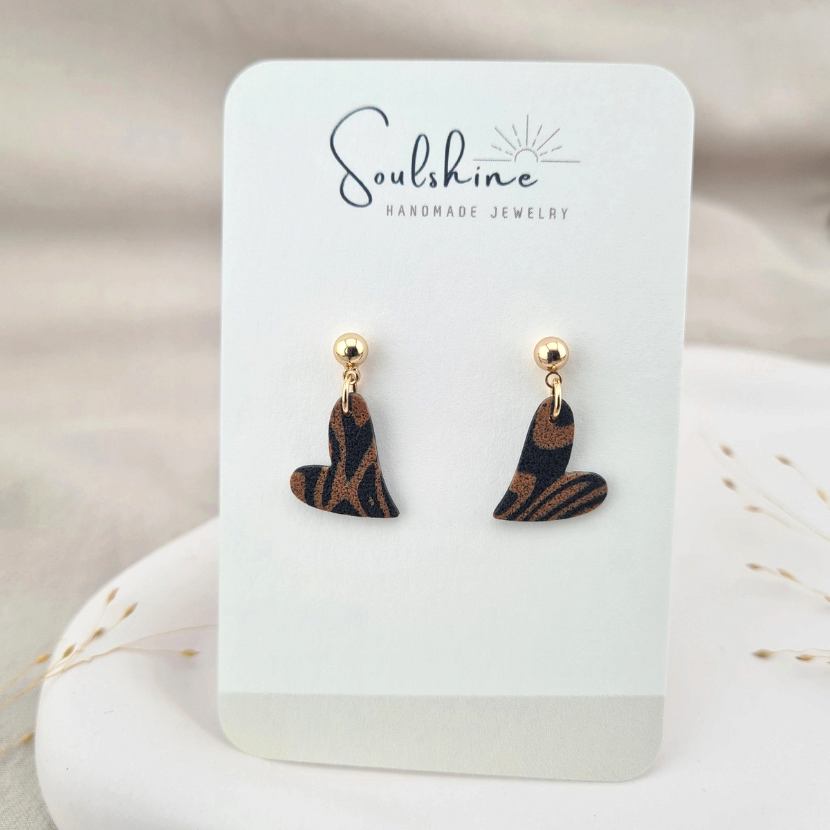 Produktansicht der Bijou Statement-Ohrringe aus Polymer Clay. Hochwertig vergoldeter chirurgischer Edelstahl, hypoallergen.